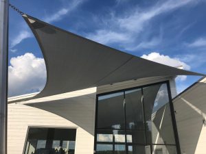 Designat hus med solsegel