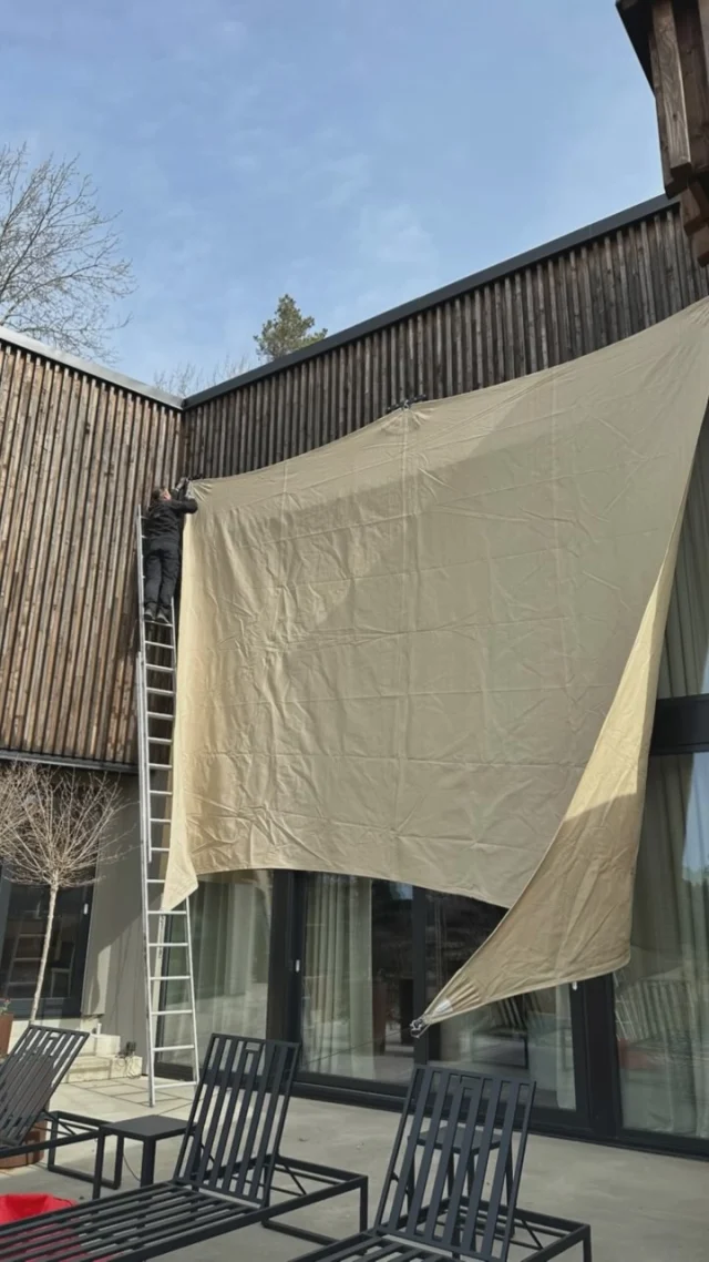 Serviceavtal med Designsegel! Ett stort tack till alla våra kunder från privata villor till Gröna Lund, Kolmården, Skansen och våra kommuner med ramavtal. Det är alltid lika kul för oss att tillsammans med er få välkomna in våren med uppsättningen av alla segel. Denna video visar ögonblick från april år 2025! #designsegel #solsegel #segeltak #solskydd #markis #altaninspiration #terass