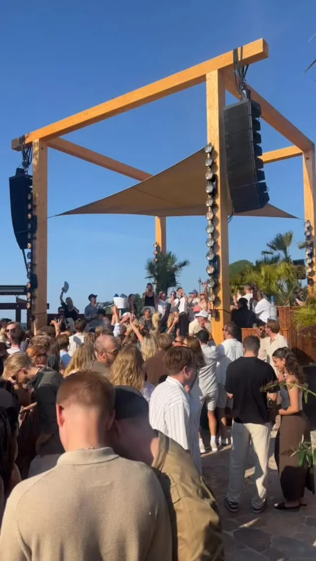Kallis Beach Club Visby har gjort stora förändringar inför säsongen 2025. Snygg och inspirerande design på alla områden. Väl värt ett besök för både fest och matupplevelse. Stort tack för förtroendet 🙏 @kallisbeachclub #designsegel #kallisbeachclub #solsegel #segeltak #visby