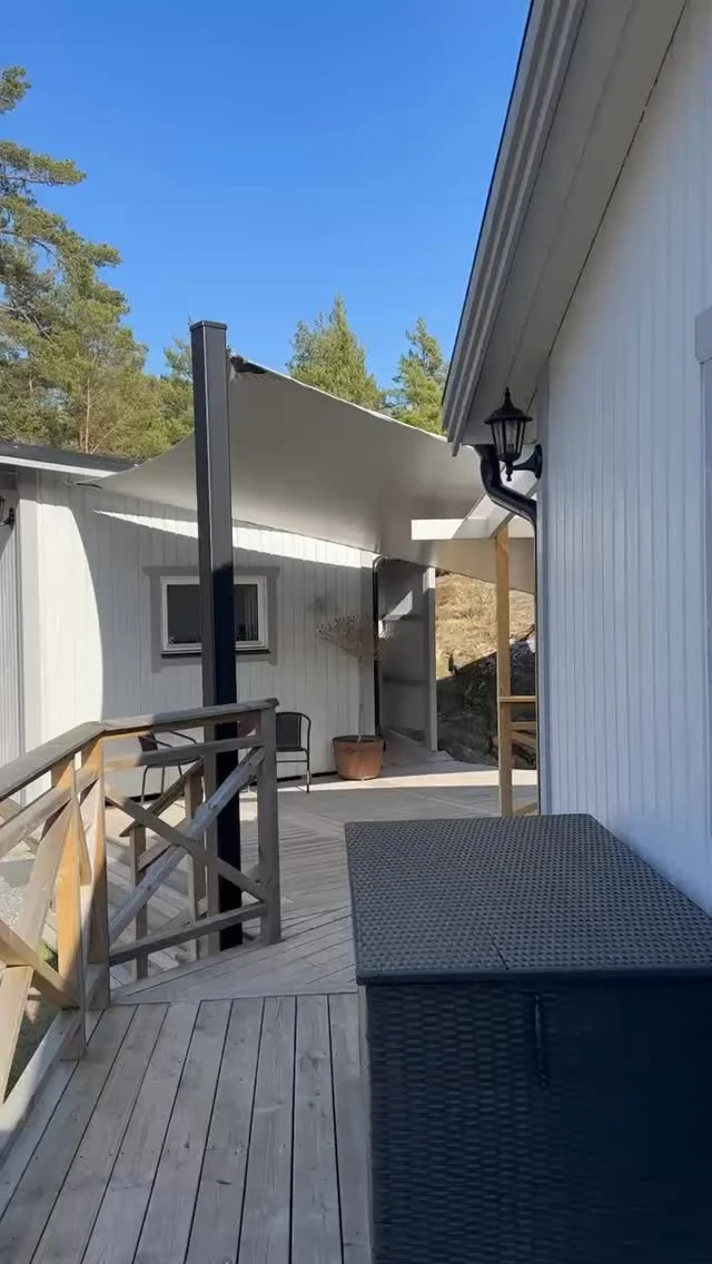 Vattentätt luftigt uterum? Genom att koppla ihop 2 huskroppar med våra Designsegel skapas en härlig skyddad yta för umgänge. Inget bygglov krävs och på vintern när seglet är nedplockat flödar ljuset in mellan husen. #designsegel #solsegel #segeltak #solskydd #markis #altaninspiration #terass #altan