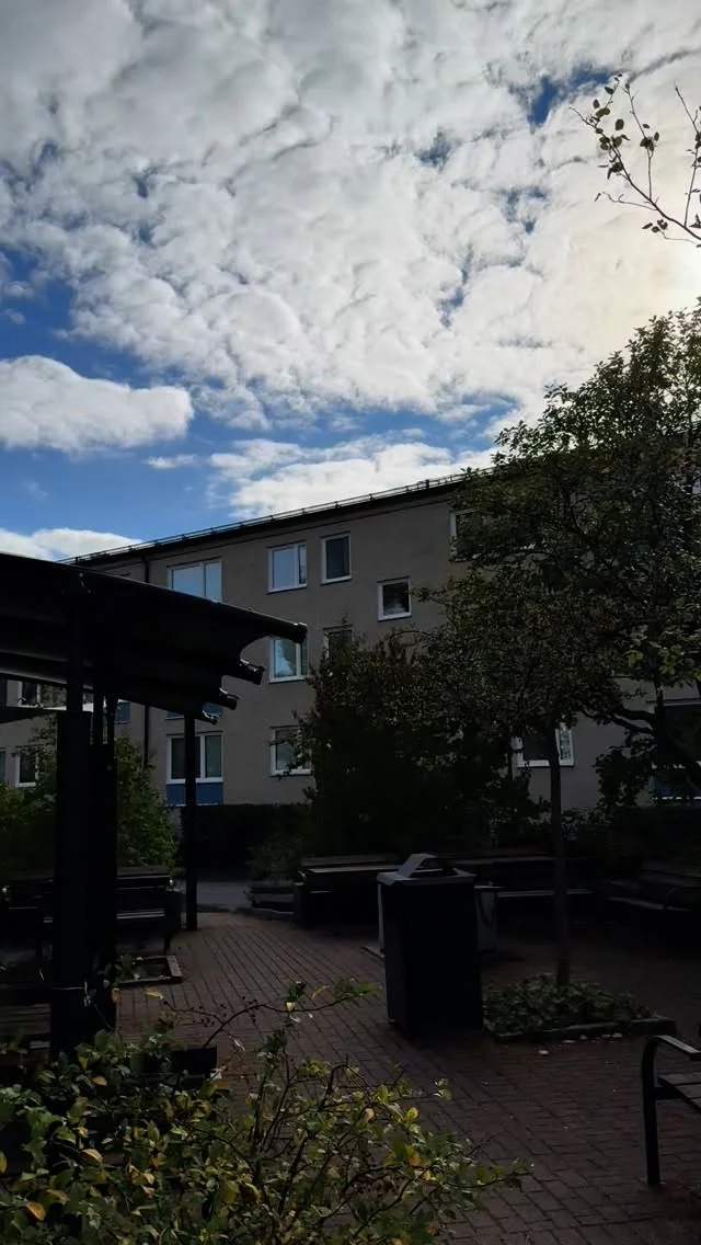 Designsegel till bostadsrättsföreningar! Nu tar vi för 8:e året ner denna vattentäta installation. Serviceavtal med oss innebär uppsättning i april och nedtagning i oktober. Självklart med vinterförvaring och 10 års garanti. #designsegel #solsegel #segeltak #solskydd #markis #altaninspiration #bostadsrätt #brf