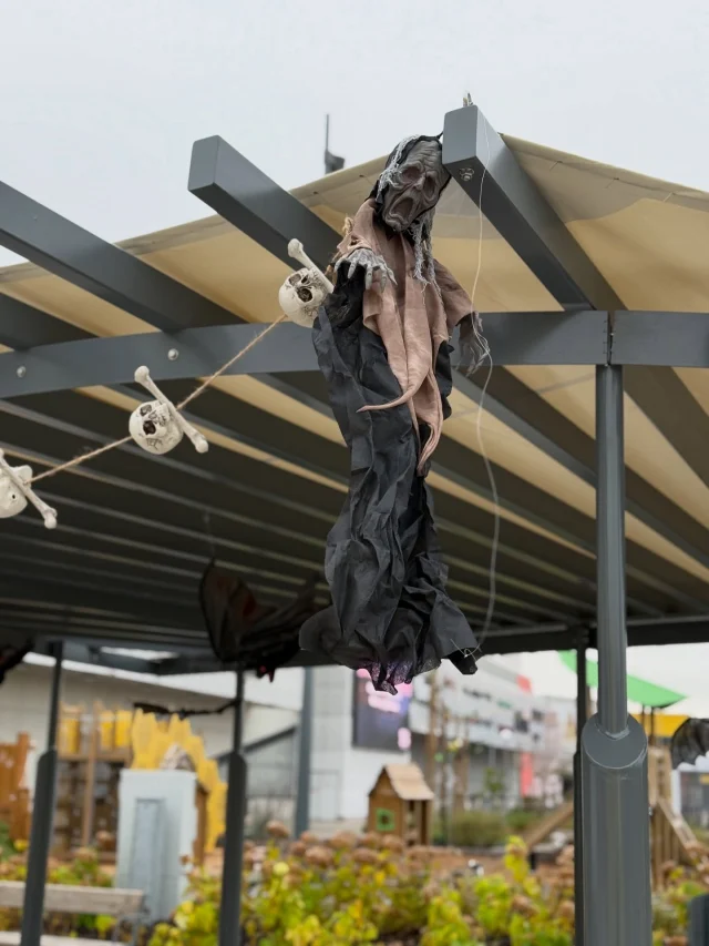 Halloween på Erikslund Shopping center i Västerås! Dessa två skräddarsydda vattentäta Designsegel är nya för i år. Kunden upplevde att skuggan och väderskyddet var otillräckligt. Vi tillverkade två hållbara segel som nu ger bra skydd och som dessutom ger ett snyggt intryck. Tack för förtroendet @erikslundshoppingcenter