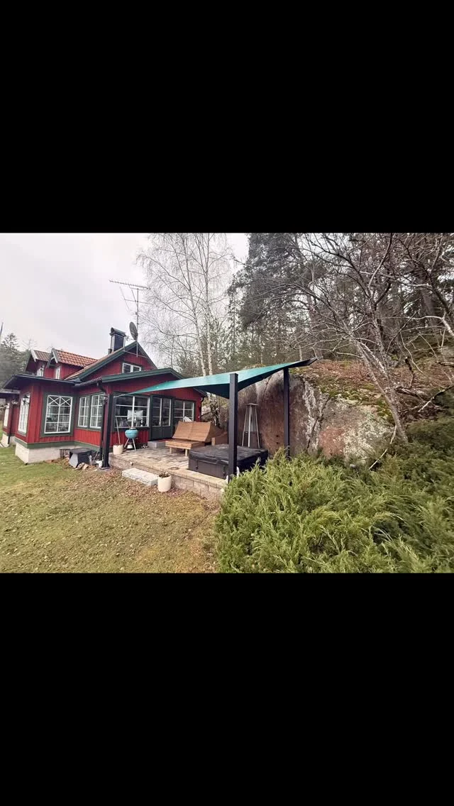 Nytt Designsegel klart lagom till jul 🎄. Vår kund hade tröttnat på att byta ut sönderblåsta parasoller och markiser. Vi skapade en snygg hållbar året om installation. Blev riktigt stilrent med den gröna färgen på seglet som också knyter an till huset. #designsegel #solsegel #segeltak