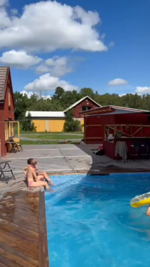 Längtan till den svenska sommaren är stor såhär mitt i vintern. I denna video från Ekerö Stockholm ser ni ett twistat Designsegel med syfte att skapa skugga i en del av poolområdet. Installationen ger även en snygg inramning av hela fastigheten. #designsegel #solsegel #segeltak #poolinspiration #markis