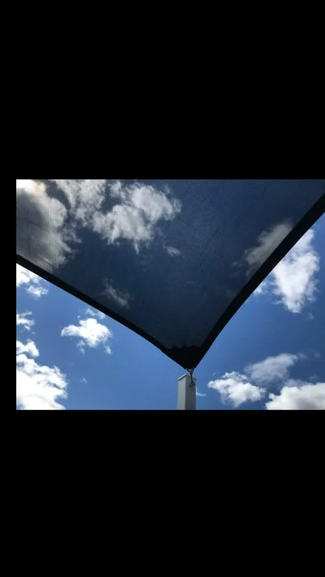 Se skillnaden mellan vattentäta Designsegel och solsegel där man har fint ljusgenomsläpp men regnet droppar igenom. #designsegel #solsegel #segeltak #markis #altaninspiration