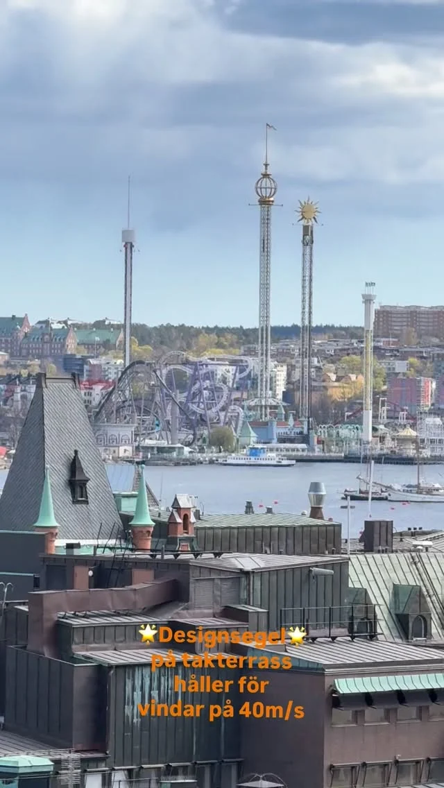 Designsegel på takterass! Från april till oktober sitter våra segel uppsatta i alla olika väder. #designsegel #segeltak #solsegel #altaninspiration #takterass