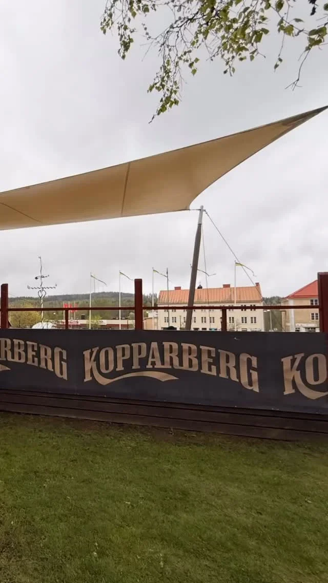 Här på detta Café ett stenkast från Kopparbergs bryggeri har vi tillverkat ett stort vattentätt Designsegel. Hör delägaren Martin Bengtsson berätta om installationen. #designsegel #segeltak #solsegel #uteservering #terass