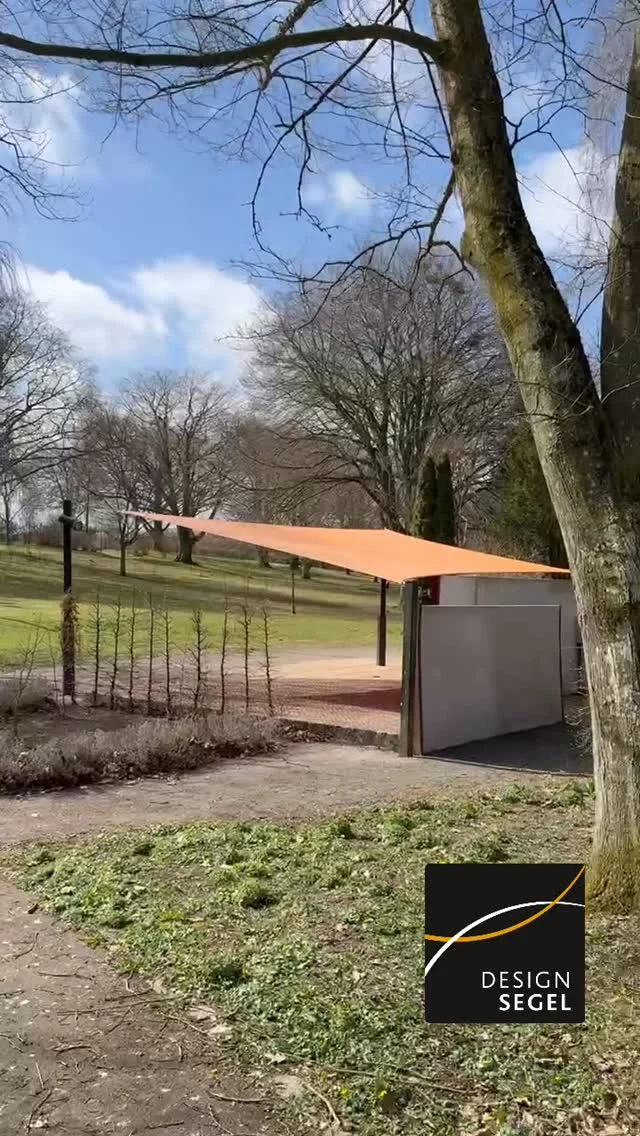 Orange Designsegel vattentätt! I Tomelilla Skåne har vi år 2019 tillverkat detta snygga segel. Den är placerad i en vacker park och flertalet spelningar och konserter har under åren passerat under seglet. #designsegel #solsegel #segeltak #parkmiljö #tomelilla