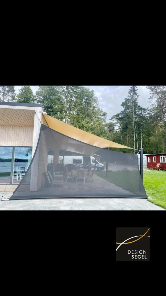 Insyn kan göra även den finaste uteplatsen svår att koppla av på. Med ett skräddarsytt insynsskydd från Designsegel skapar du en privat plats att bara vara på, i ett material som håller år efter år. Man ser igenom skyddet, men inte vilka som befinner sig bakom det, vilket skapar en luftig vägg utan att stänga in uteplatsen. Du väljer bland 40 färger för att matcha ditt hem, och skyddet klarar stora ytor utan problem. Ingen bygglovsprocess, bara en enkel lösning för mer avskildhet utomhus. #designsegel #solsegel #segeltak #markis #altaninspiration