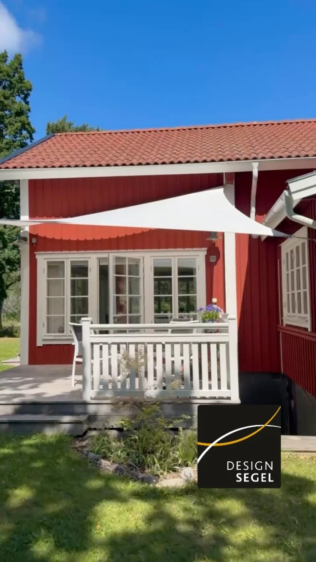 Njut av sommaren utan att bländas av solen. ☀️ Med våra högspända solsegel förvandlar du altanen till ett snyggt och stilfullt uterum. Den vita, spända duken ger rena linjer som smälter naturligt in mot det klassiska röda huset. Varje segel skräddarsys efter just din uteplats – form, storlek och infästning anpassas helt efter dina förutsättningar. Stilrent, funktionellt och byggt för att hålla säsong efter säsong. #designsegel #solsegel #segeltak #markis #altaninspiration