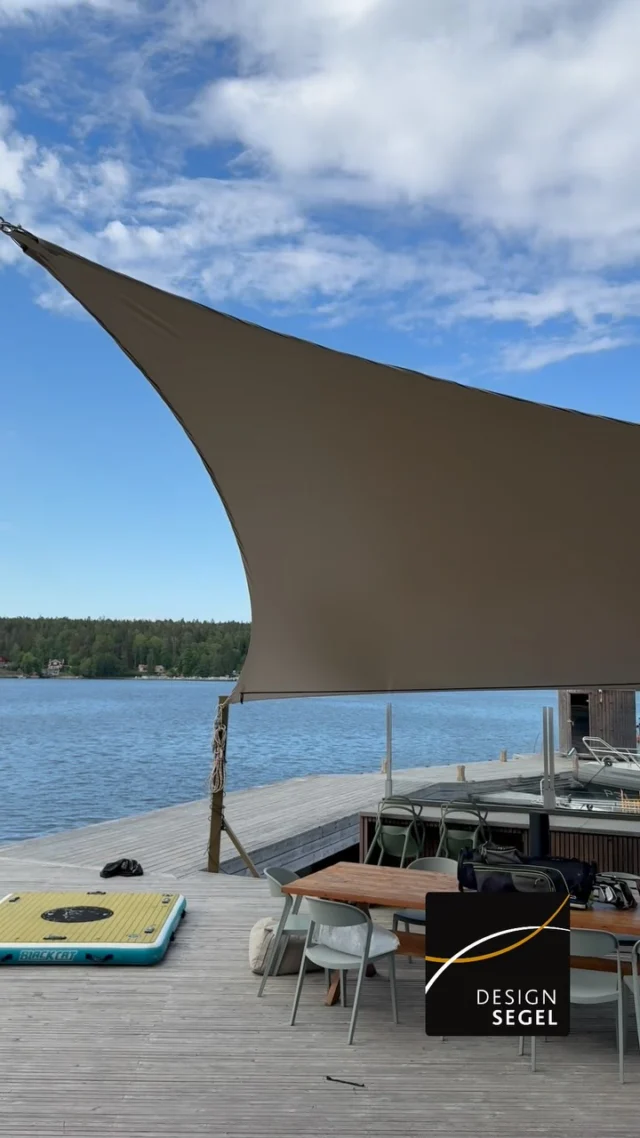 Din fina utsikt förtjänar en uteplats i samma klass.🌊 Med skärgården som granne ramar våra högspända solsegel in vattnet istället för att skymma det. De designade exklusivt spända dukarna ger en elegans som samspelar med husets formspråk. Varje segel måttsys och specialtillverkas för fastigheten – ner till minsta detalj. Från bryggan till loungen: skön skugga precis när du vill, byggd för att hålla säsong efter säsong. #designsegel #högspäntsolsegel #solsegel #skräddarsytt #sjönära skärgårdsliv villaägare premiumdesign uteplats svenskdesign exklusivtboende