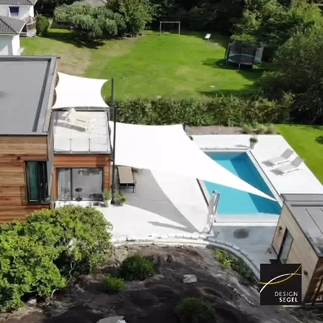 Ett solsegel från Designsegel är skräddarsytt efter just din uteplats, pool eller terrass – precis som seglen i filmen som formar sig perfekt efter hus och pool. Vi anpassar form, färg och infästningar efter dina förutsättningar, inga standardlösningar. Därför ger vi tio års garanti på våra solsegel. Vill du slippa tänka på montering själv? Med vårt serviceavtal sköter vi all hantering på och förvarar seglet tryggt över vintern. Nyfiken på hur det skulle se ut hos er? Hör av dig, så tar Martin Bengtsson fram ett förslag tillsammans med er☀️ #designsegel #solsegel #segeltak #markis #terass