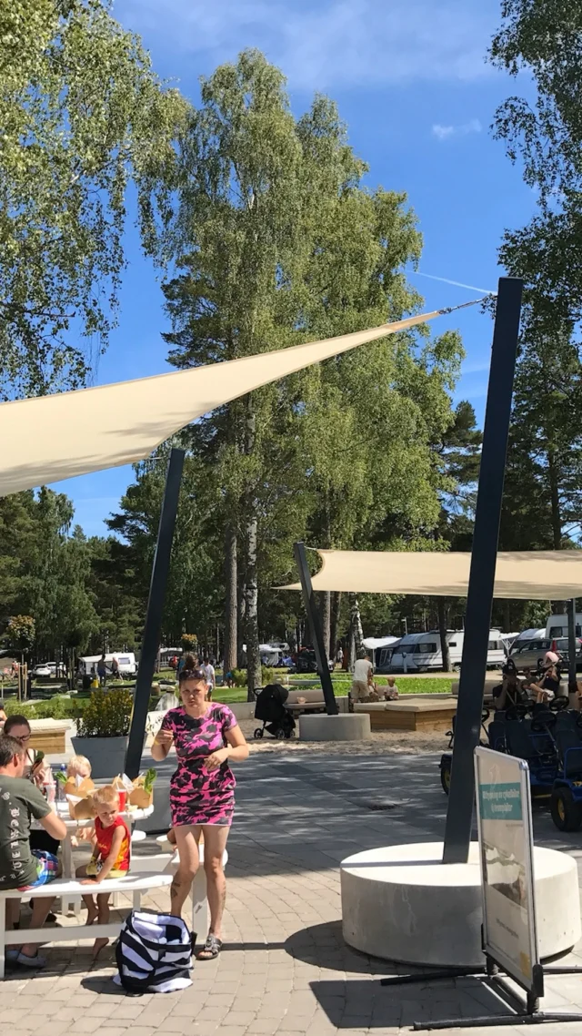 Sensommaren märks bäst under ett solsegel, där du väljer att stanna kvar lite längre. ☀️ Vi ritar och tillverkar varje solsegel efter just din plats — inga standardmått, inga genvägar. Bara hantverk anpassat millimeter för millimeter, med 10 års garanti och fritt val bland 40 färger på solseglet. #designsegel #solsegel #markis #segeltak #solskydd Hör av dig, så tar Martin Bengtsson fram ett förslag. 🌊