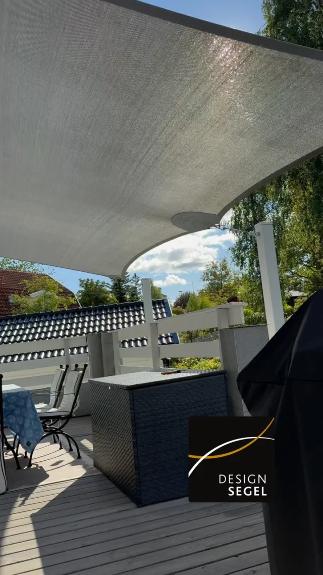 I nio säsonger har detta snygga Designsegel skapat ett luftigt snyggt uterum till familjen som bor i huset. Det känns givande och roligt att följa våra kunder under åren. Livet förändras och går framåt medans Designseglet hänger stabilt kvar 🤩🙏. #designsegel #solsegel #segeltak #markis #altaninspiration